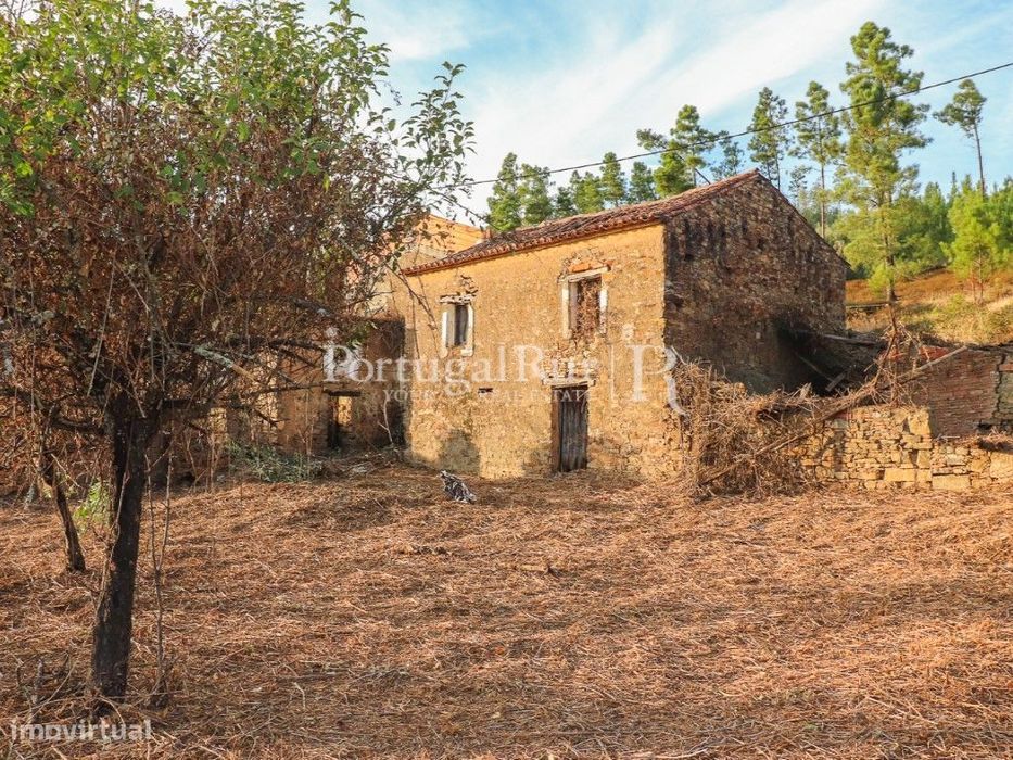 Quintinha com casas em pedra para recuperar próxima da Praia Fluvia...