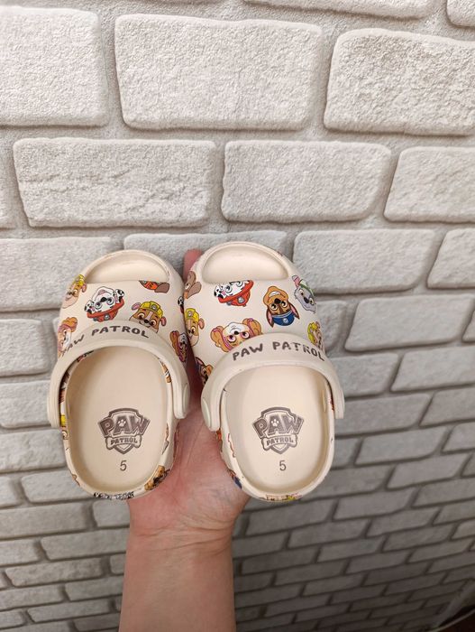 Взуття шльопки капці босоніжки тапки