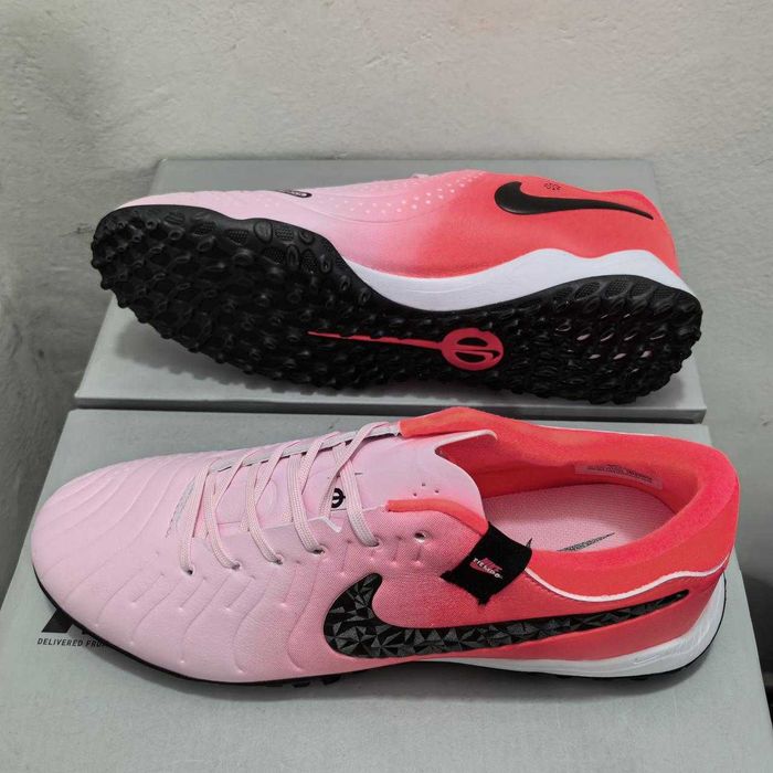 Футбольні бутси і сороконіжки Nike