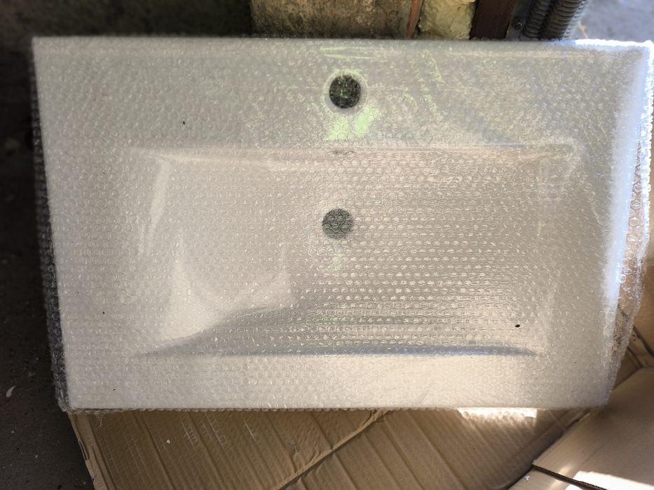 2 Bacias de casa de banho novas.