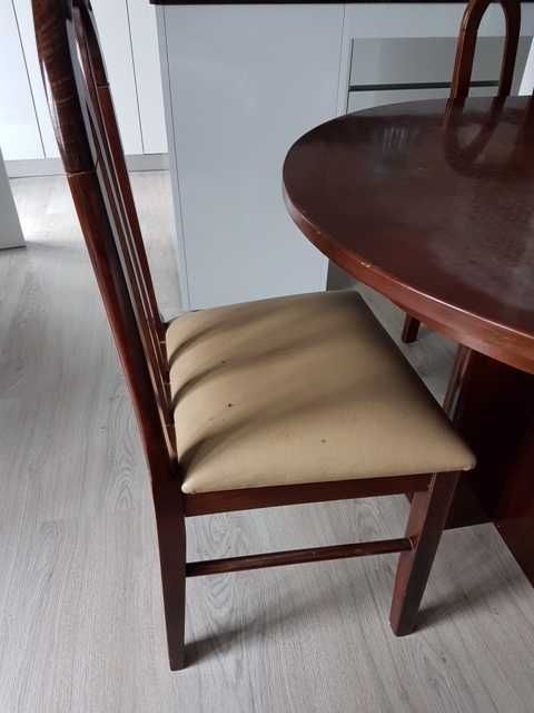 Mesa e quatro cadeiras de sala