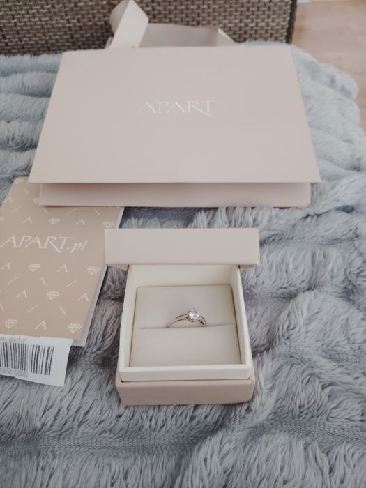 Pierścionek Apart