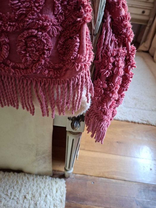 Cama de casal estilo Luís XVI com cabeceira em palhinha