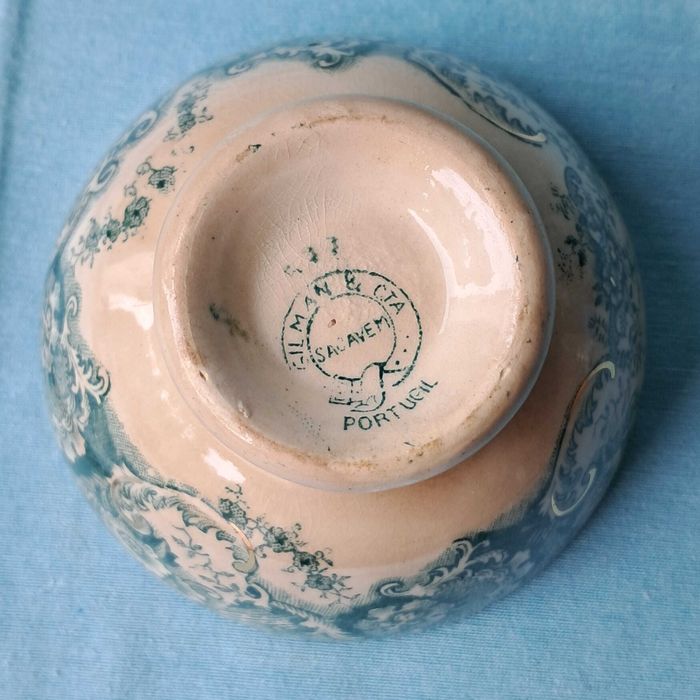 Malga antiga com motivos verde e dourado. Loiça de Sacavém.