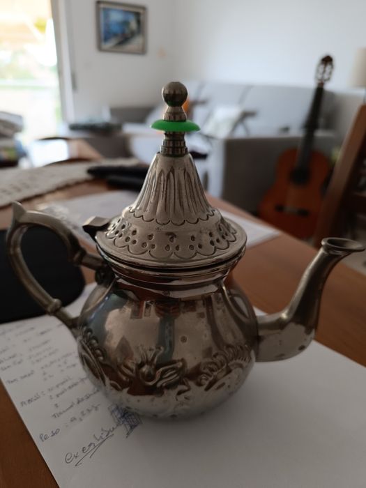 Bandeja Oval com 6 copos e 2 bules marroquinos