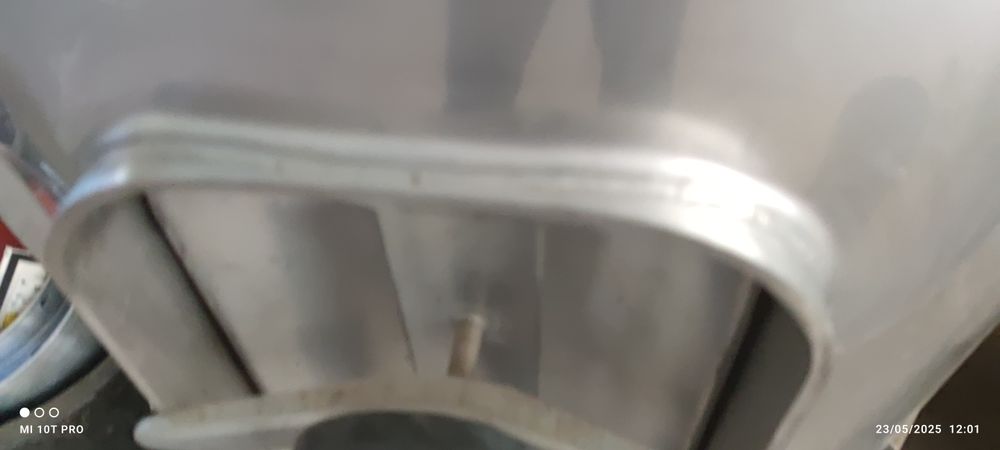 2 cubas em inox, 1000 litros e 250 litros.