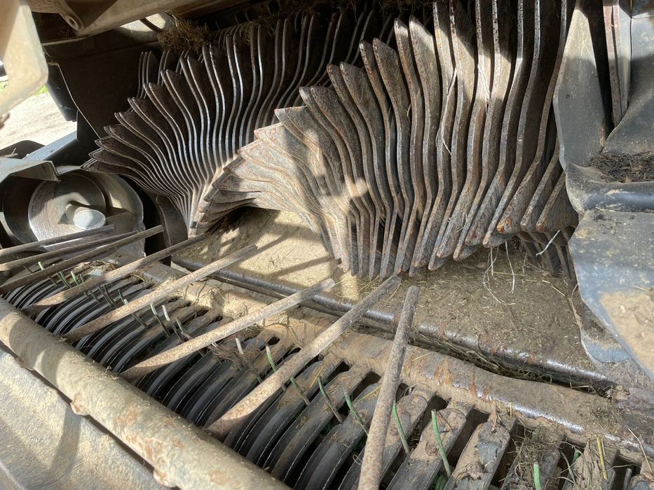 Enfardadeira de rolos Claas