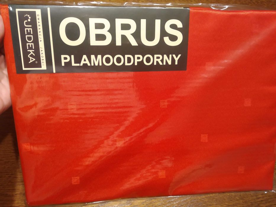 Nowy czerwony obrus plamoodporny 120x200
