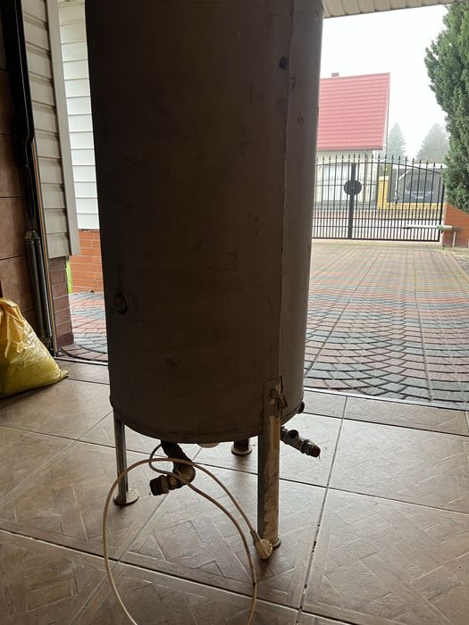 Bojler na ciepla wode wraz z gzalka