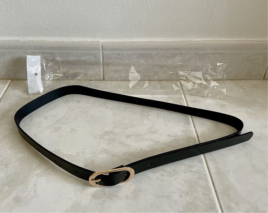 Cinto preto com fivela dourada