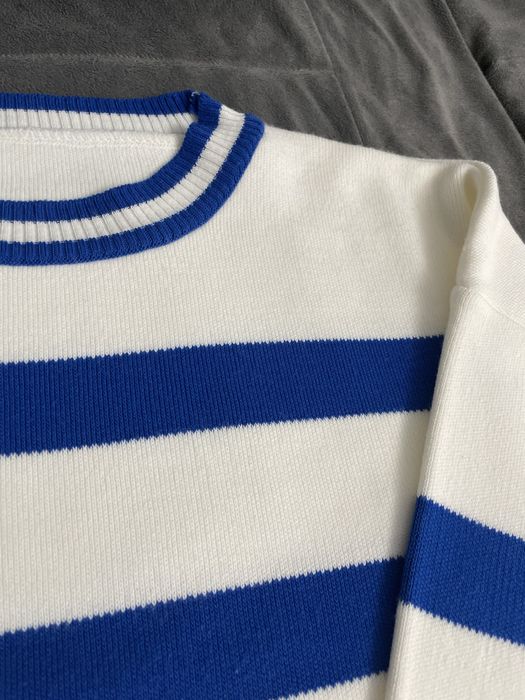 Светр в сину смужку