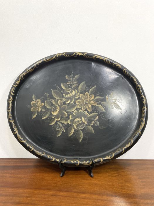Antigo tabuleiro oval em metal com pinturas.