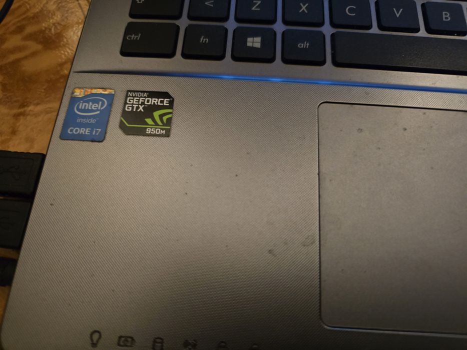 Computador portátil ASUS com teclado rato colunas
