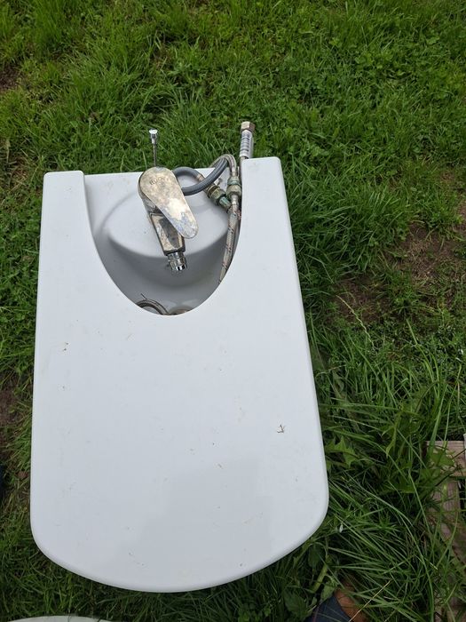 Bidet z pokrywą i baterią
