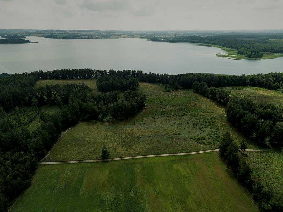 Mazury, Giżycko . Działka z linią brzegową nad jeziorem Dejguny.