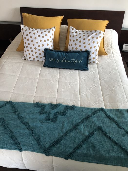 Cama casal com estrado e mesas cabeceira