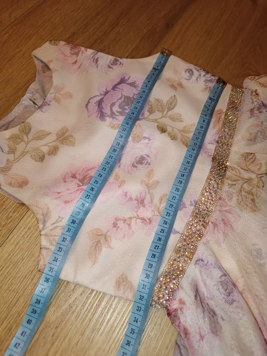 Prześliczna sukienka elegancka 134/140