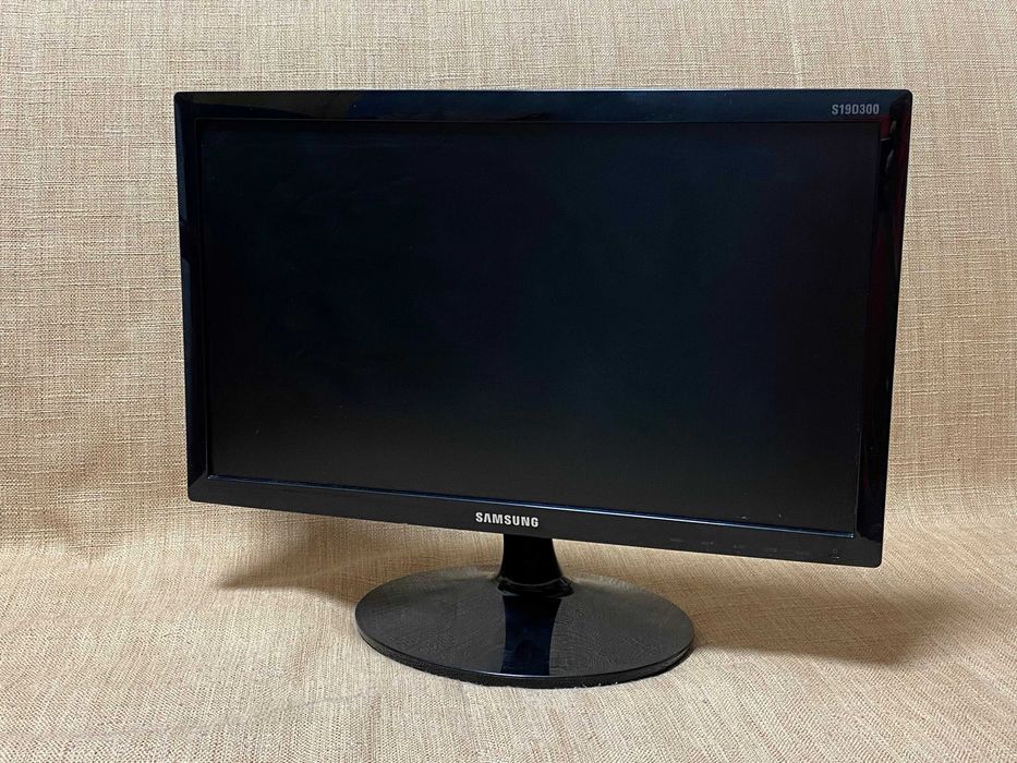 Монитор 19" Samsung S19D300N