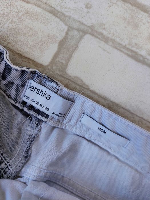 Джинсы мом Bershka двухцветные