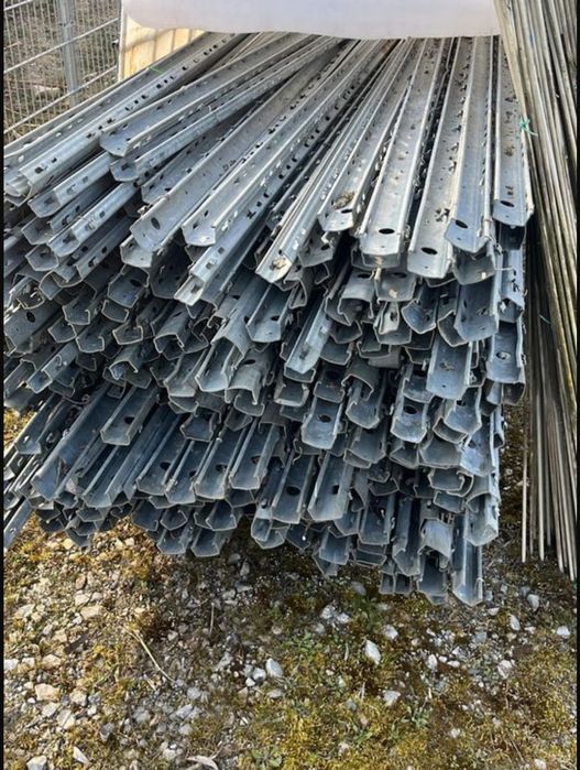 Metalowe słupki  o długości 2.60 na ogrodzenie ,winnica