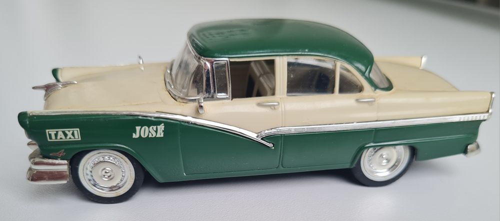Miniatura diecast "1956 FORD FAIRLANE - HAVANA". Escala: 1:43.