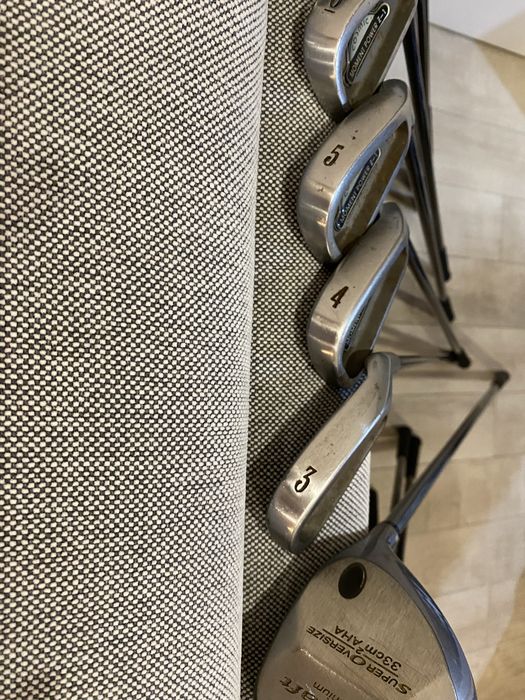 Conjunto de tacos de golf com saco.