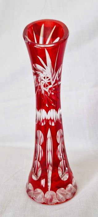 Elegancki Rubinowy Kryształ 24% PbO – Wazon Crystal – Ręczny Szlif
