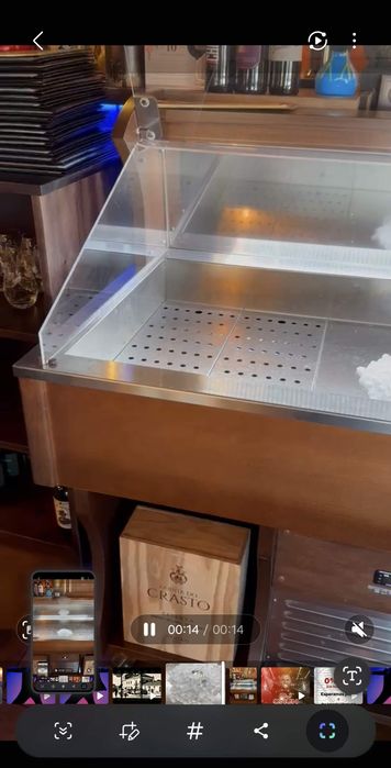 Vitrine de marisco/peixes com fabricação de gelo automática  c/ garantia  , 8 meses de uso ,