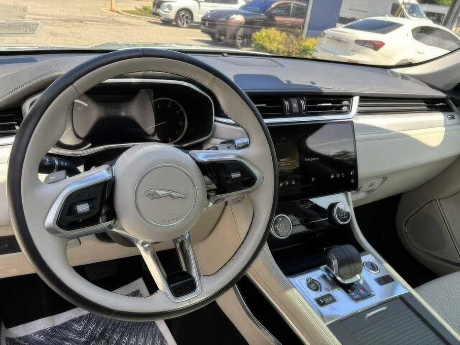 Jaguar F-Pace      2022