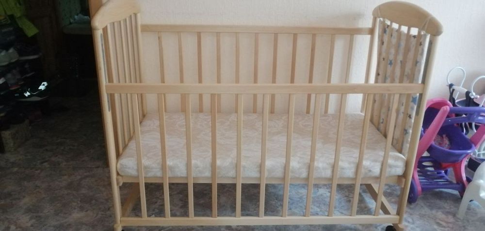Продам дитяче ліжко з кокосовим матрацом, пеленальник у подарунок