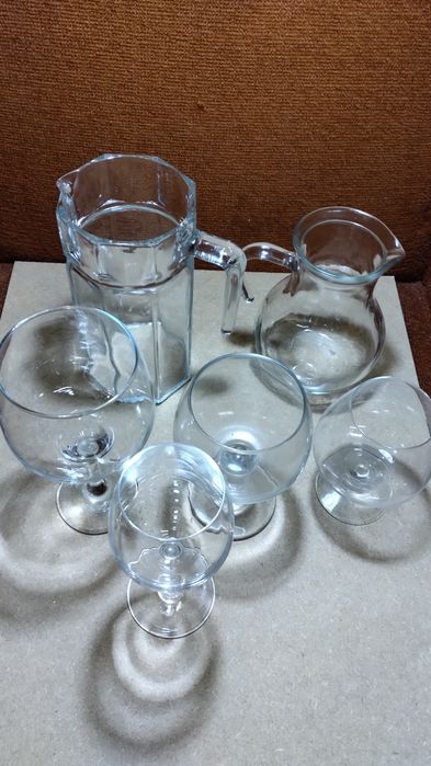 Vários copos e canecas novas e afins