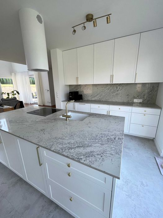 Blaty kuchenne i łazienkowe z granitu, kwarcogranitu, marmuru