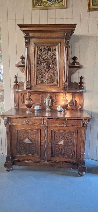 Piękny rzeźbiony kredens z drzewa dębowego.