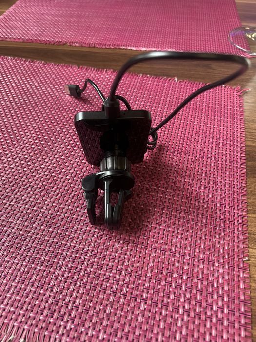 Тримач для Iphone з бездротовою зарядкою.