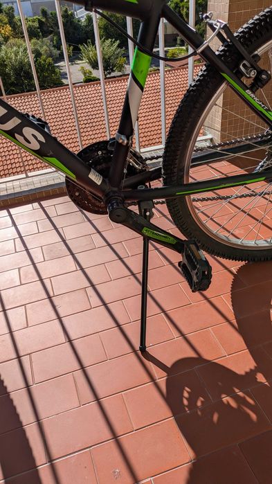 Vendo bicicleta MTB Frejus, modelo em preto e verde, com rodas aro 24" e 18 velocidades.