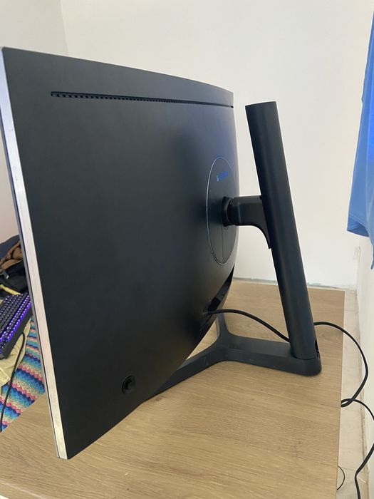 Monitor Samsung C27FG7X de 27 polegadas, 144 Hz, em excelente estado457557081169612803