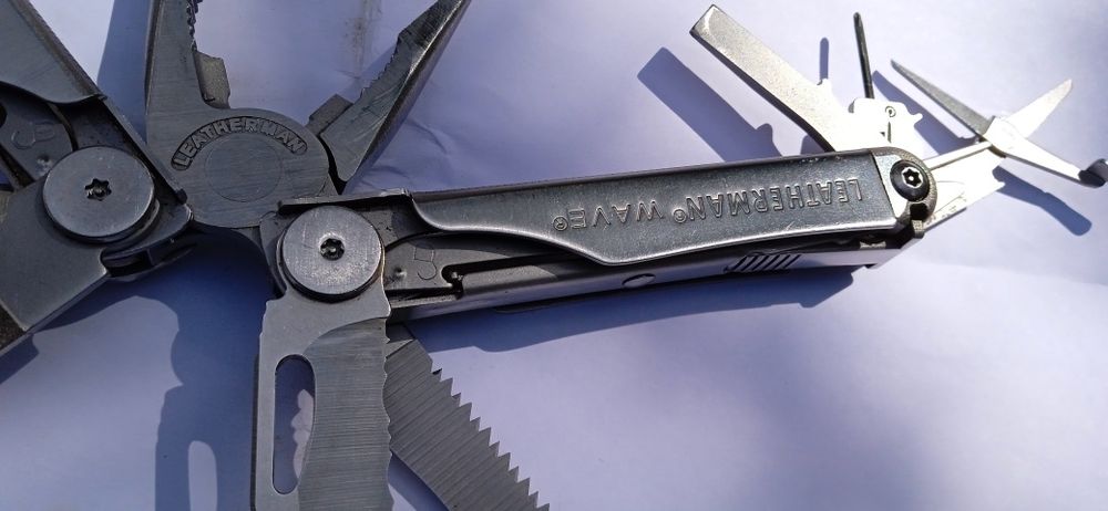Мультітул Leatherman Wave Plus і чохол.