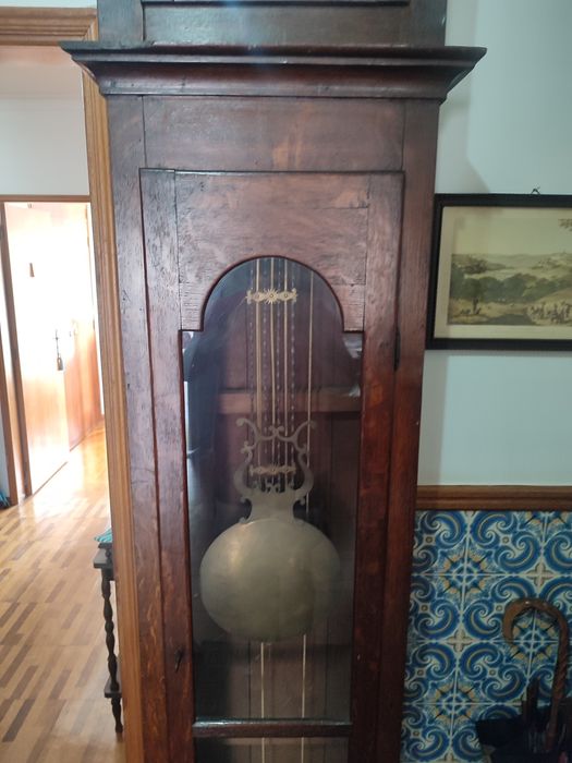 Relógio de pé com pêndulo antigo