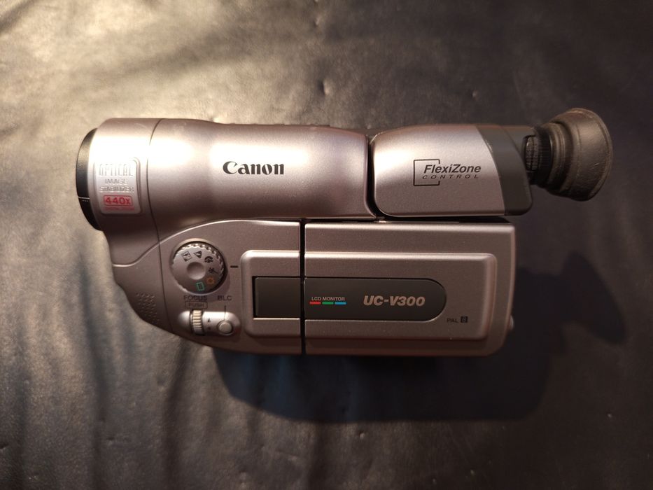 Câmera de filmar Canon UC-V300 + acessórios