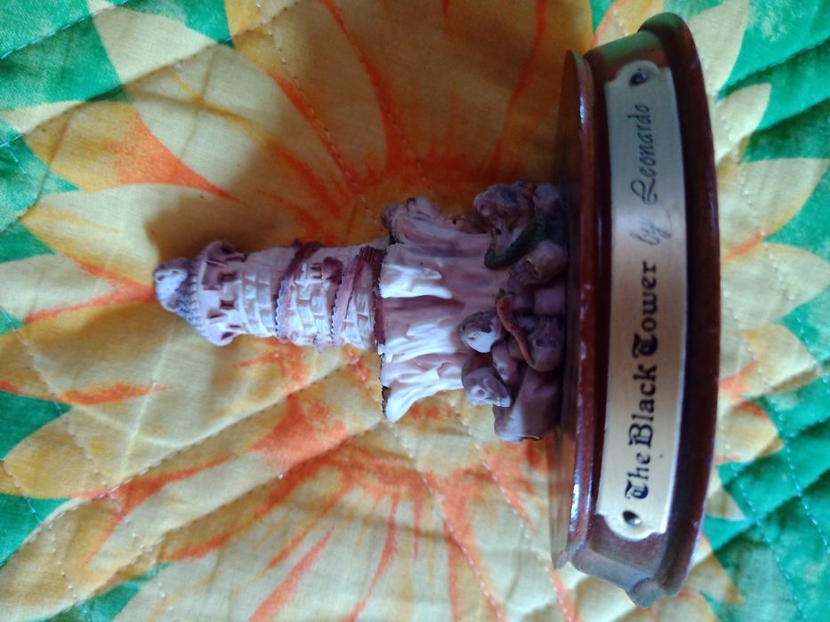 Figurka ozdoba dekoracja trupie czaszki wieża węże