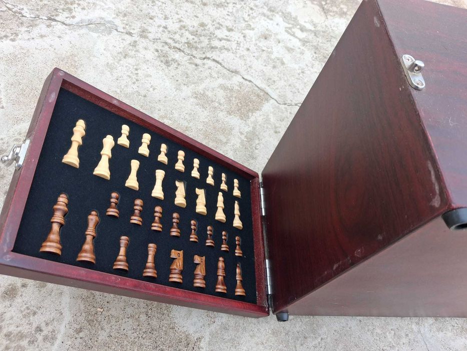 Conjunto 2-em-1 Xadrez e Kit de Vinho em Maleta Garrafeira de Madeira