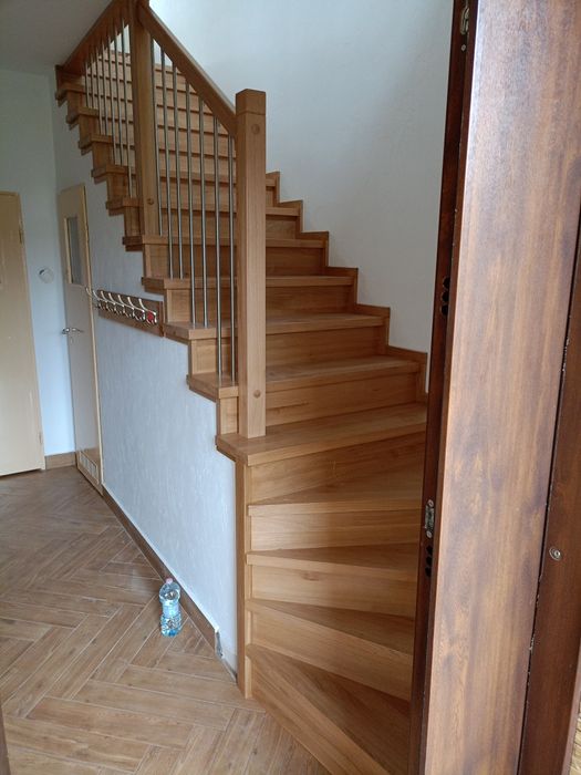 Stopnie dębowe z litego drewna