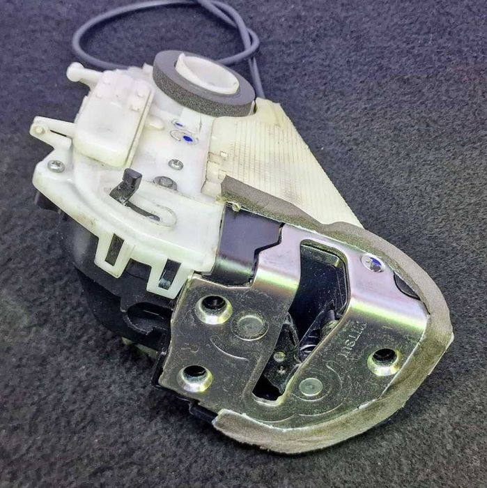 Fechadura / Fecho Porta Trás Direito - TOYOTA YARIS