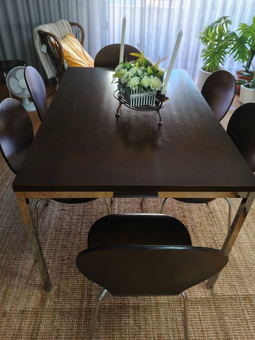 Conjunto : mesa e cadeiras