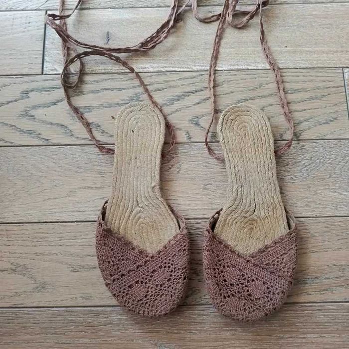 Brązowe koronkowe sandały wiązane espadryle