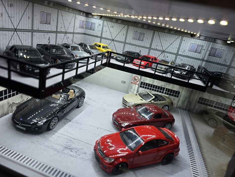 Makieta Garażu z modelami 1/64 i 1/43
