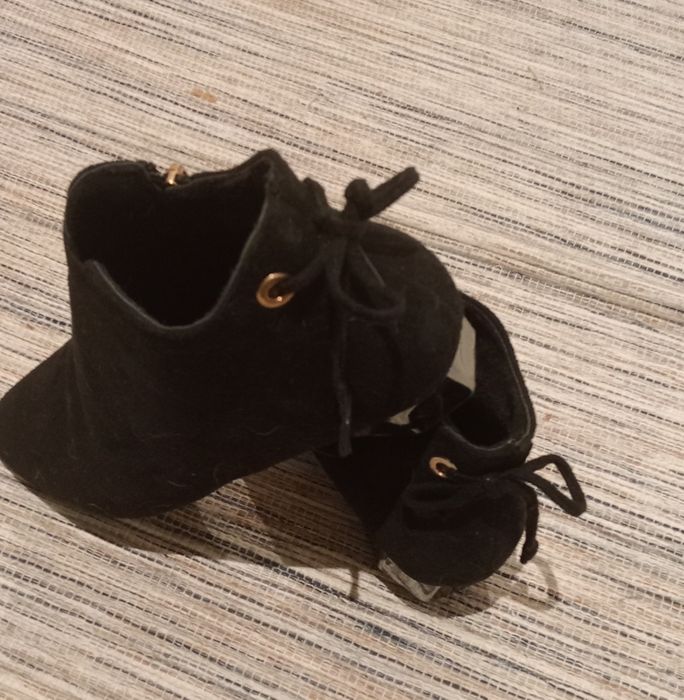 Botins pretos com fecho