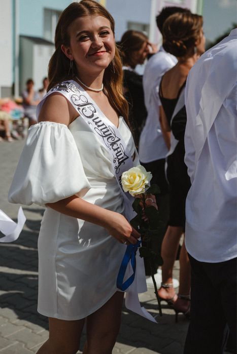 Продам свою випускну атласну сукню