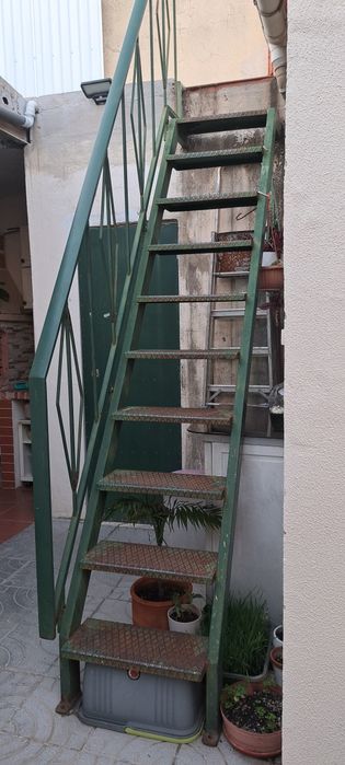 Escadas de ferro galvanizado em muito boas condições