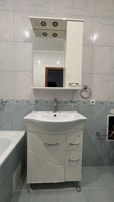 Дзеркало і Тумба з умивальником для ванни